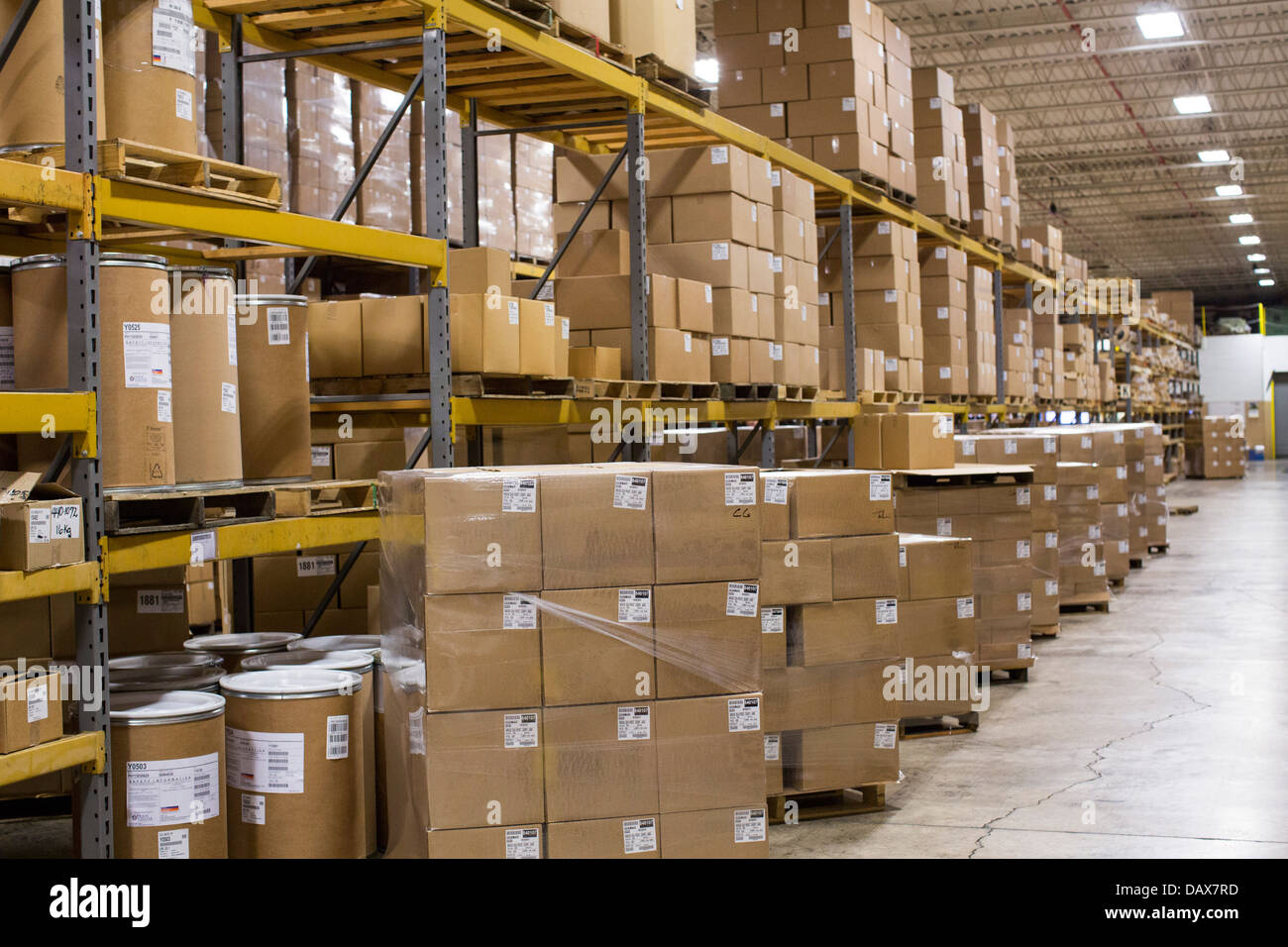 Industrial warehouse full cardboard boxes Banque de photographies et  d'images à haute résolution - Alamy