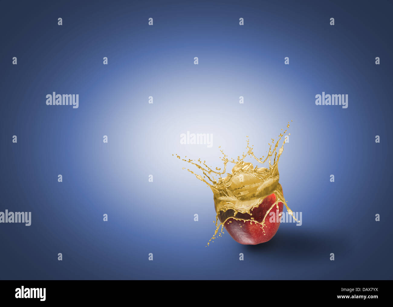 Jus frais en versant de l'apple Banque D'Images