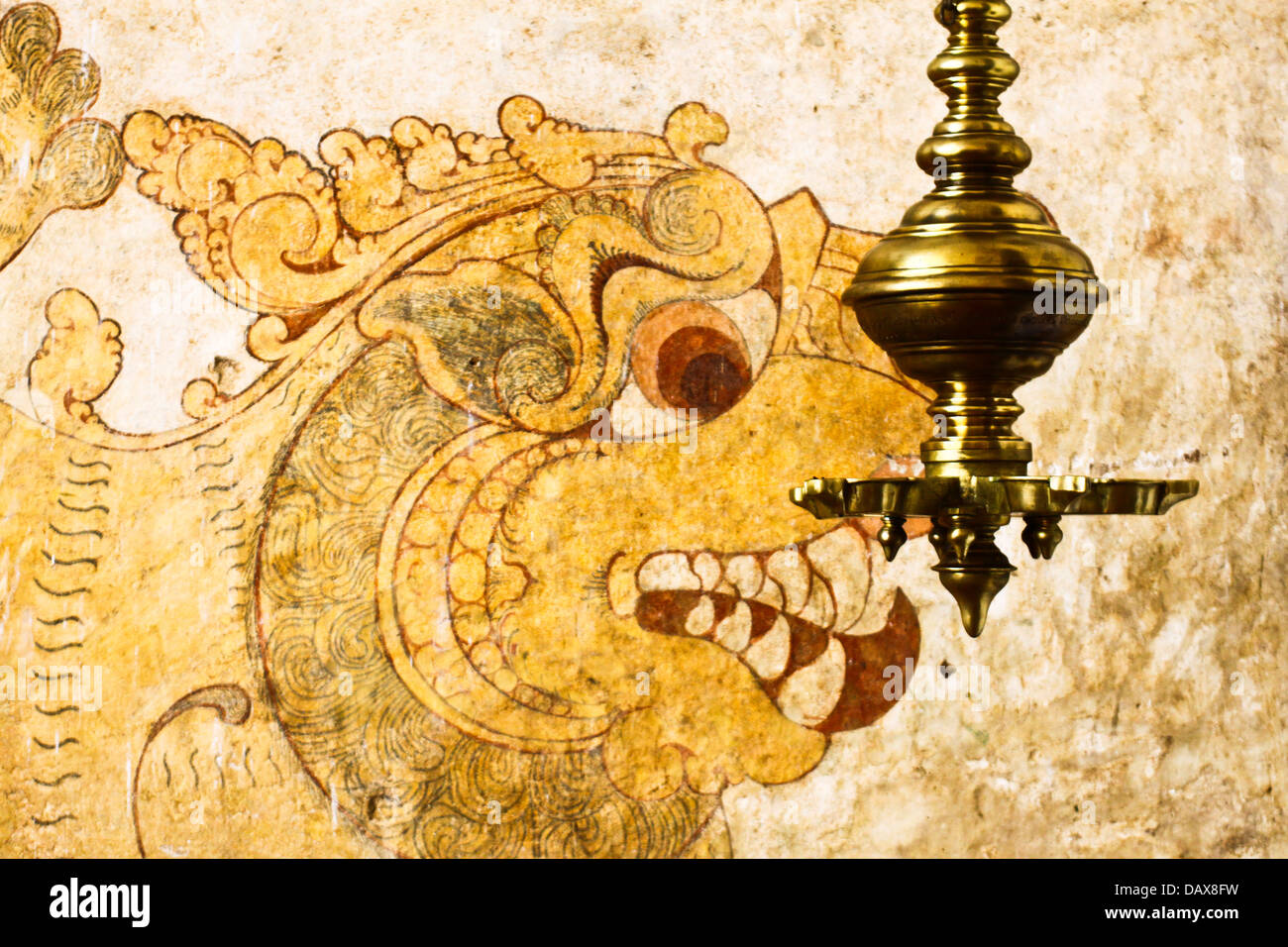 Photo murale d'un lion à l'entrée de Temple Bouddhiste Lankatilaka, près de Kandy, Sri Lanka. Banque D'Images