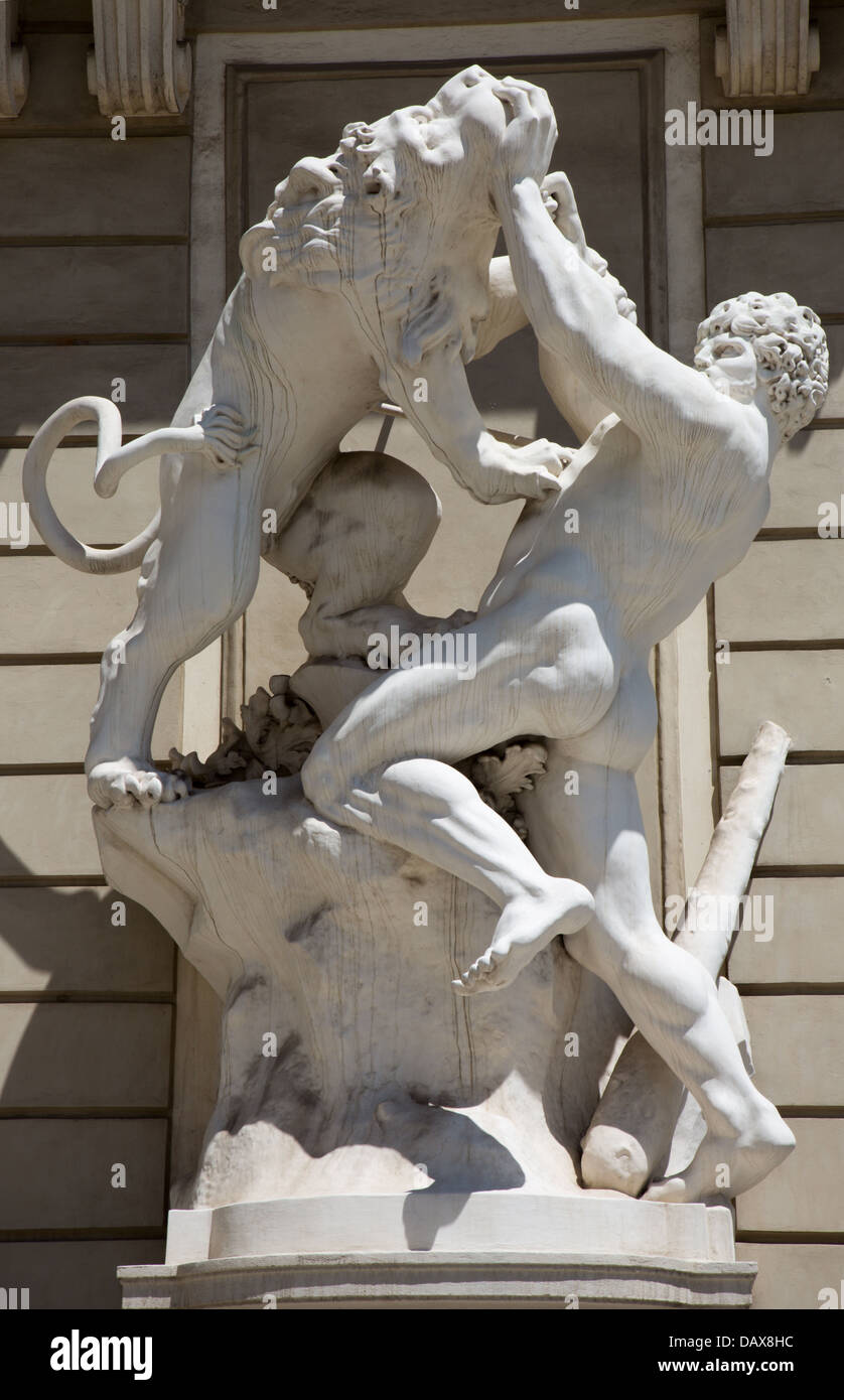 Vienne - Statue d'Héraclès et lion de Némée dans une cour de la Hofburg Banque D'Images