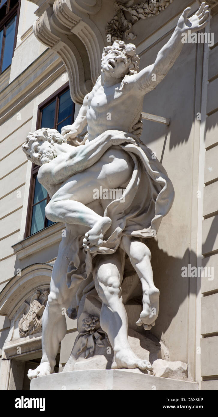 Vienne - Statue de Hercules Antaeus de combat à partir de l'entrée au Palais Hofburg Banque D'Images