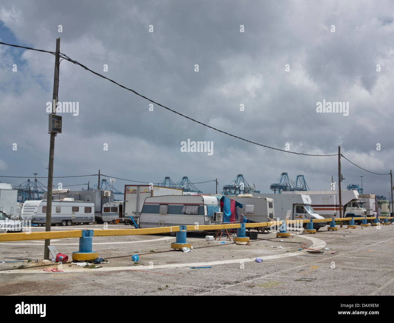 Caravanes et les installations de fortune pour les immigrants africains à Algeciras, Andalousie, Espagne Banque D'Images