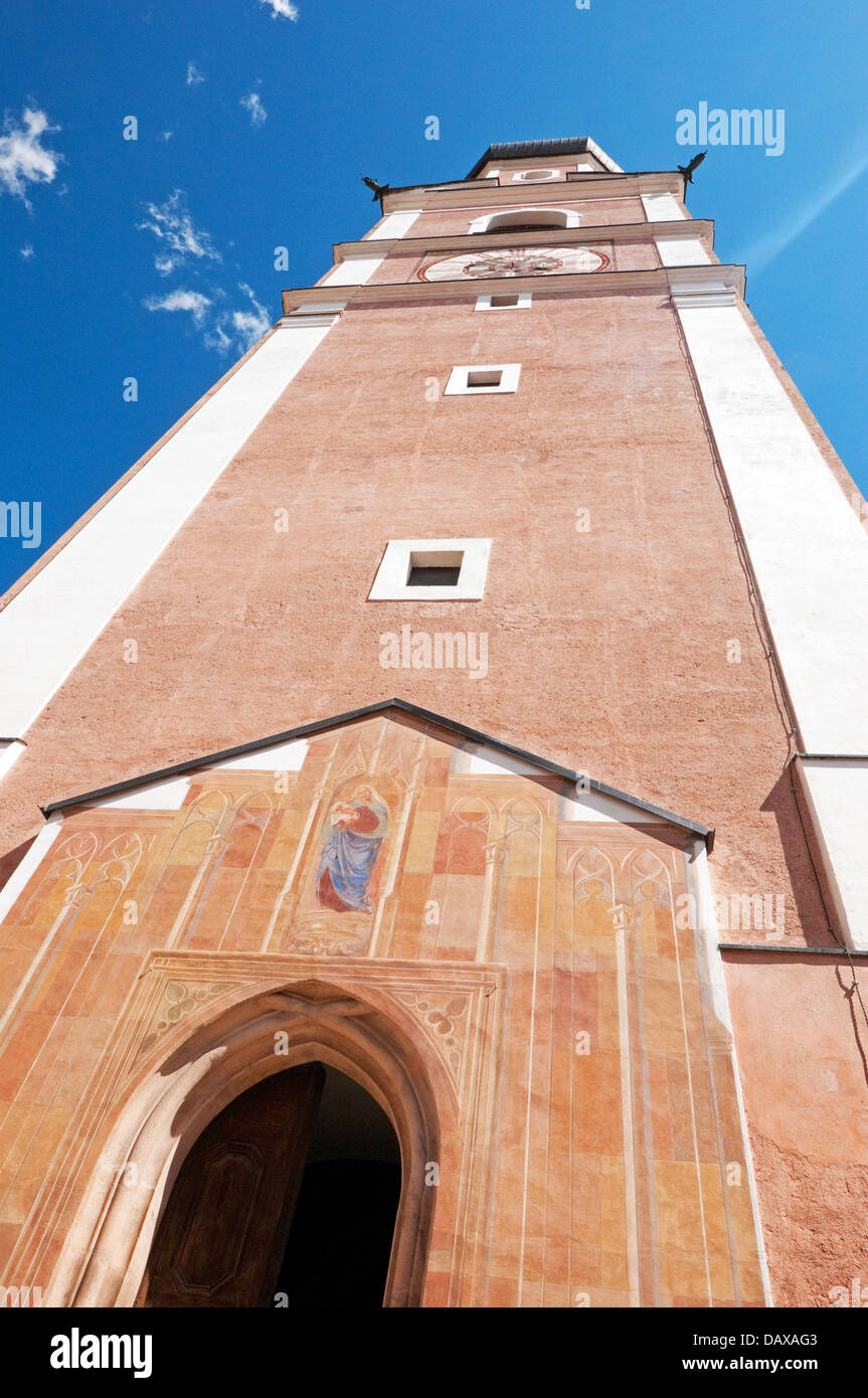 Jusqu'à/de l'horloge clocher d'église à Castelrotto/Kastelruth, Italie Banque D'Images