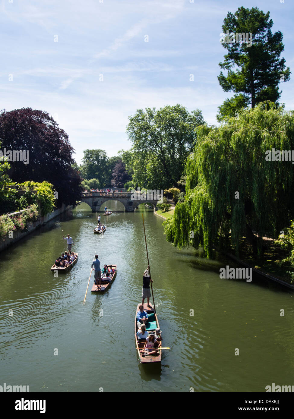 Promenades en barque sur la rivière Cam à Cambridge avec la Clare College Bridge en arrière-plan Banque D'Images