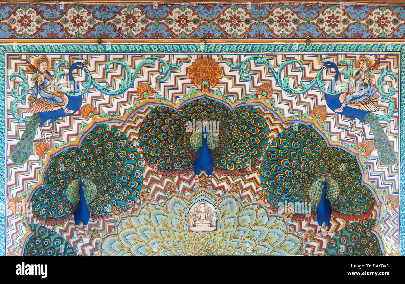 Structure supérieure de Peacock à la porte du Palais Royal de Jaipur. Banque D'Images