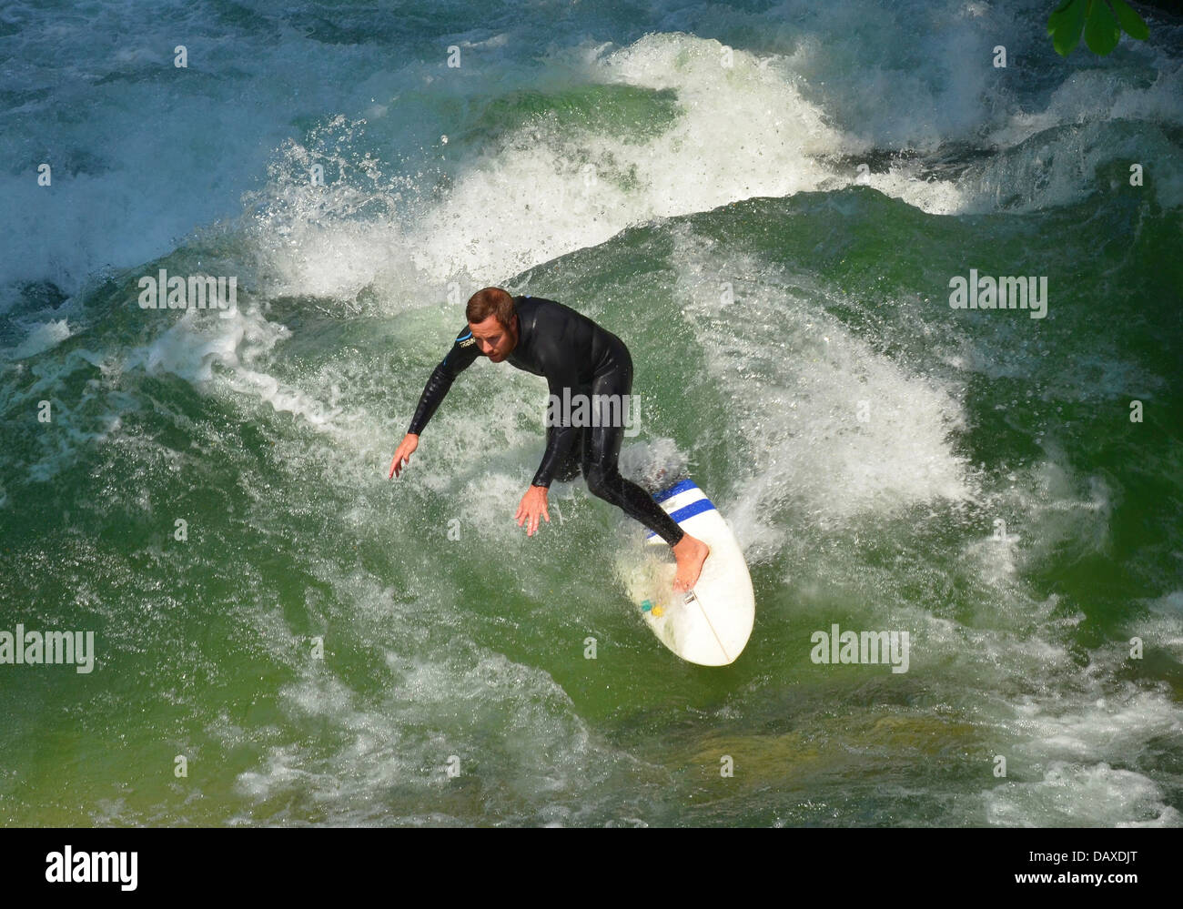 Surf sur la célèbre vague de l'Eisbach à Munich Banque D'Images