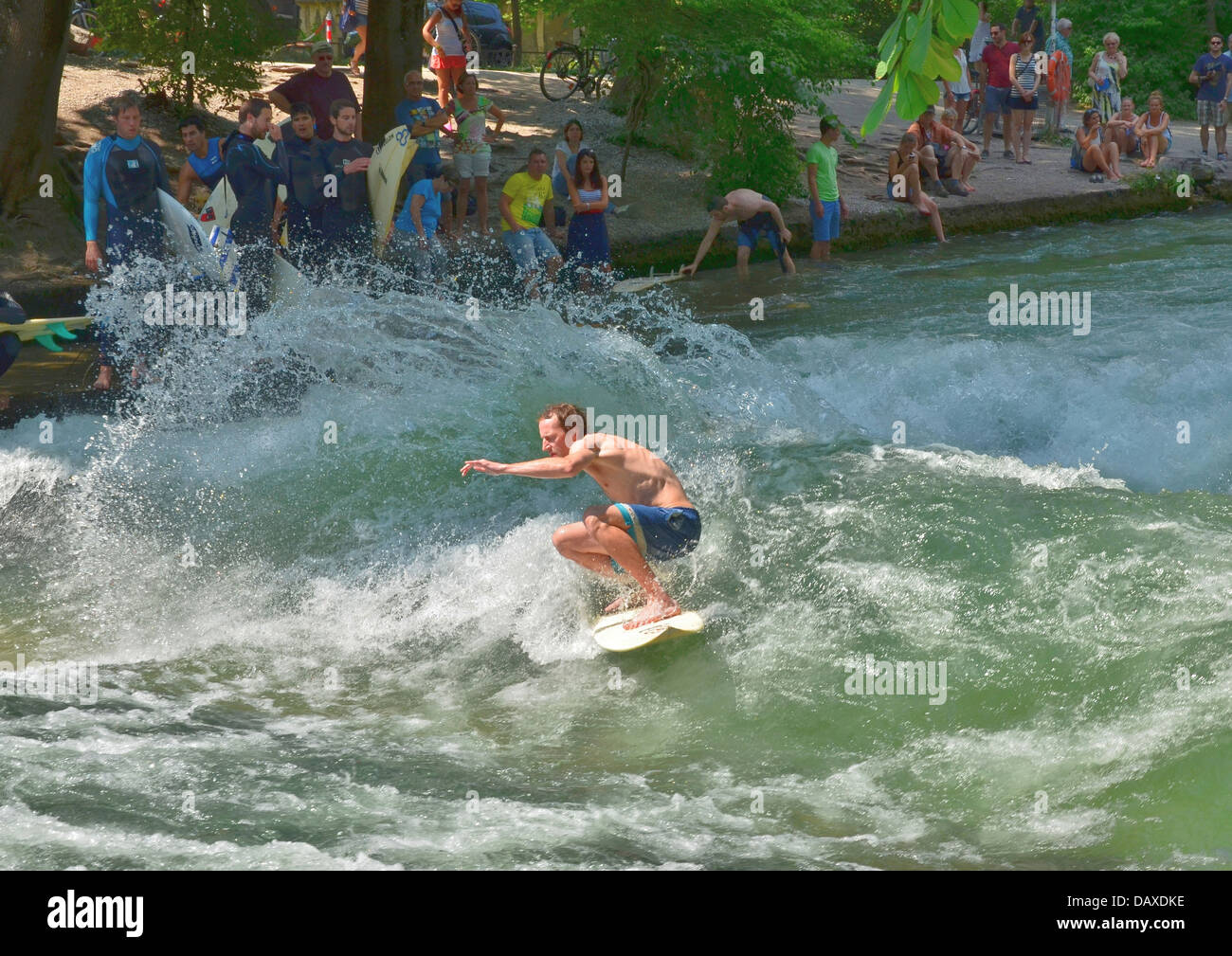 Surf sur la célèbre vague de l'Eisbach à Munich Banque D'Images