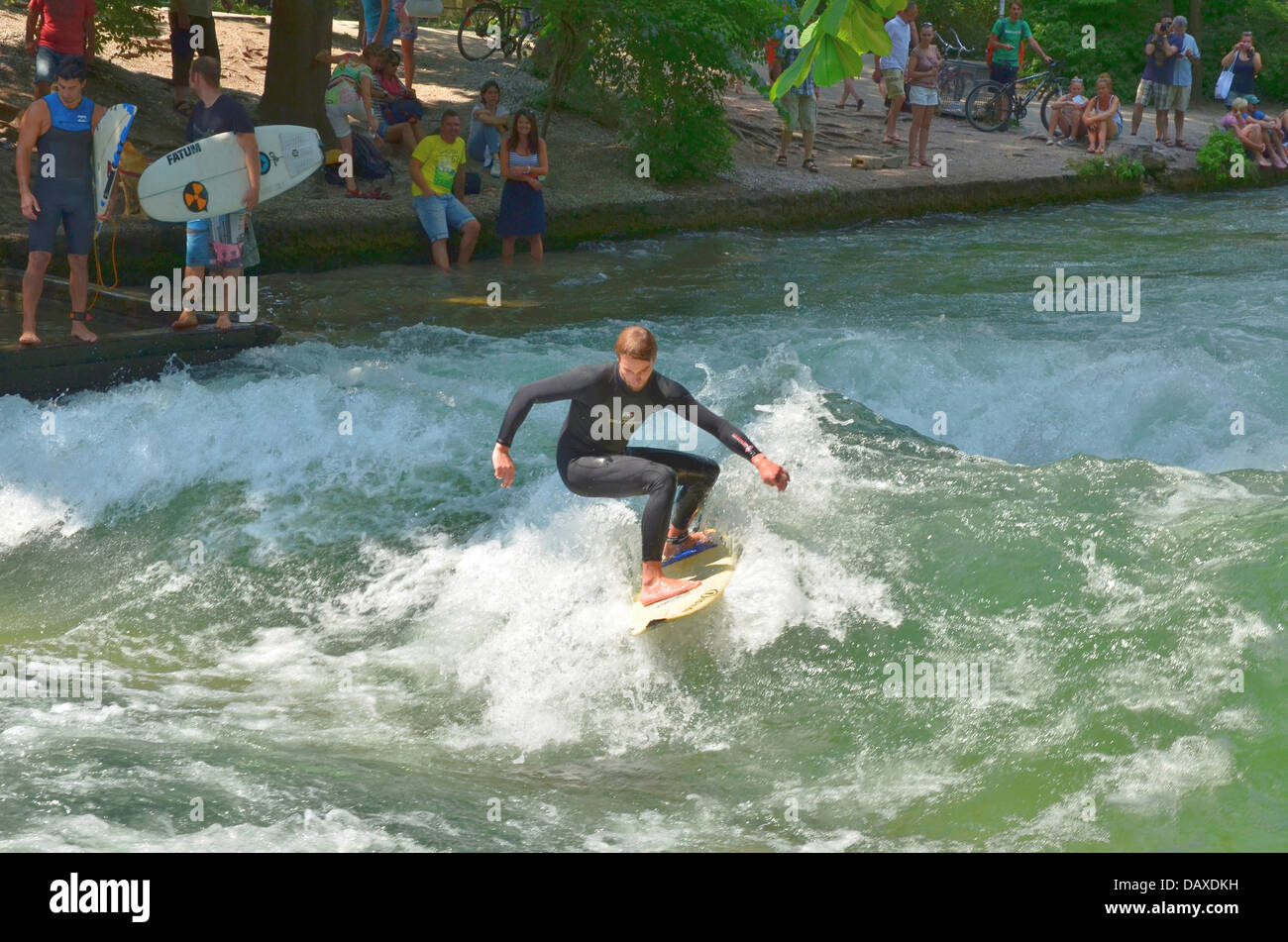 Surf sur la célèbre vague de l'Eisbach à Munich Banque D'Images