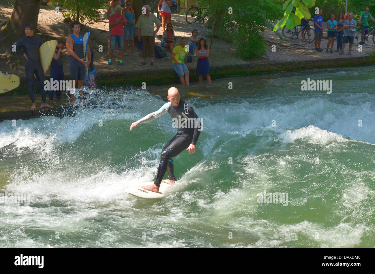 Surf sur la célèbre vague de l'Eisbach à Munich Banque D'Images