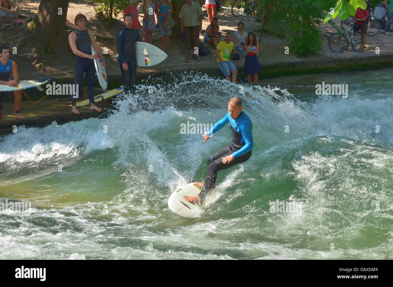 Surf sur la célèbre vague de l'Eisbach à Munich Banque D'Images