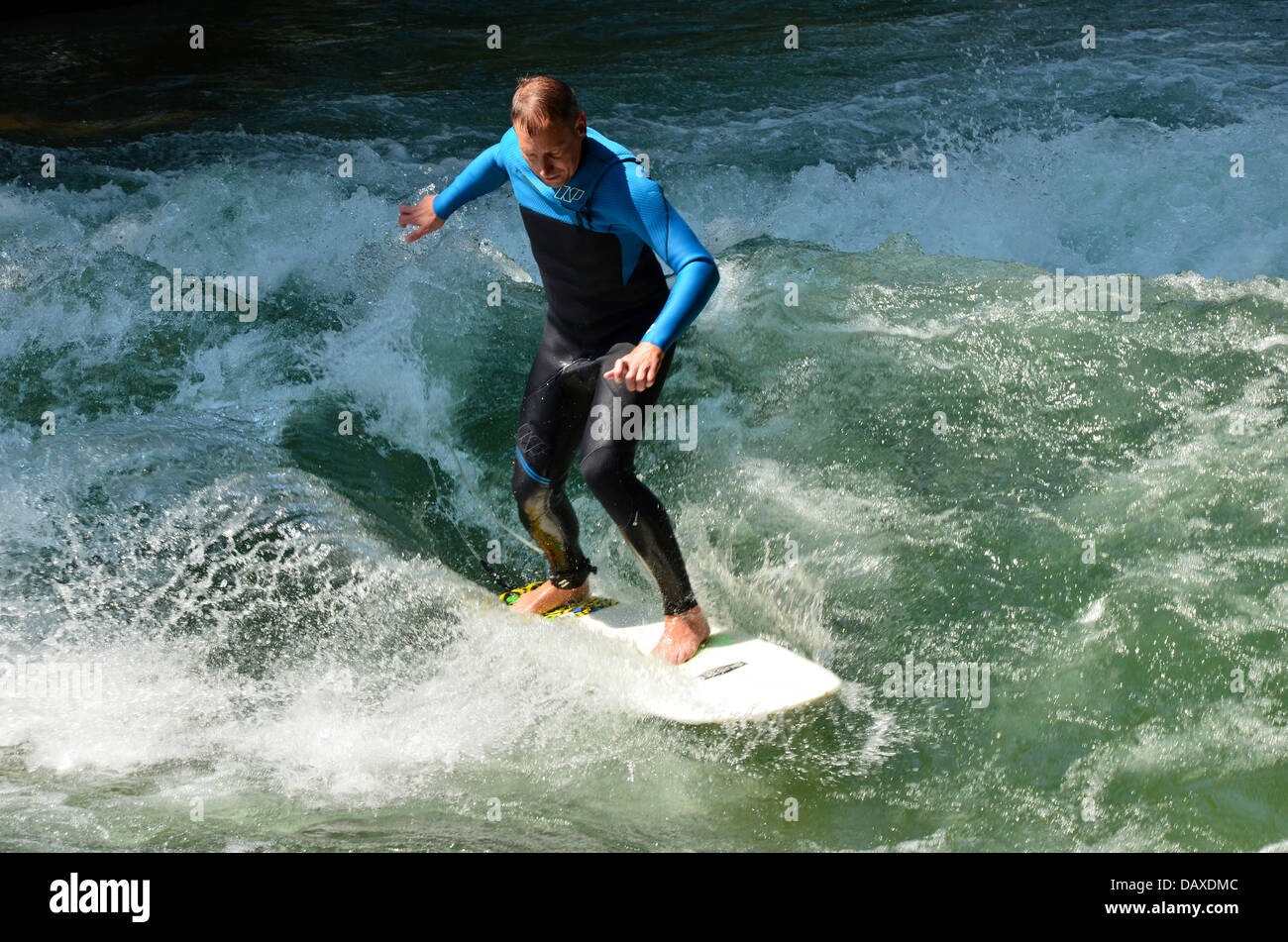 Surf sur la célèbre vague de l'Eisbach à Munich Banque D'Images