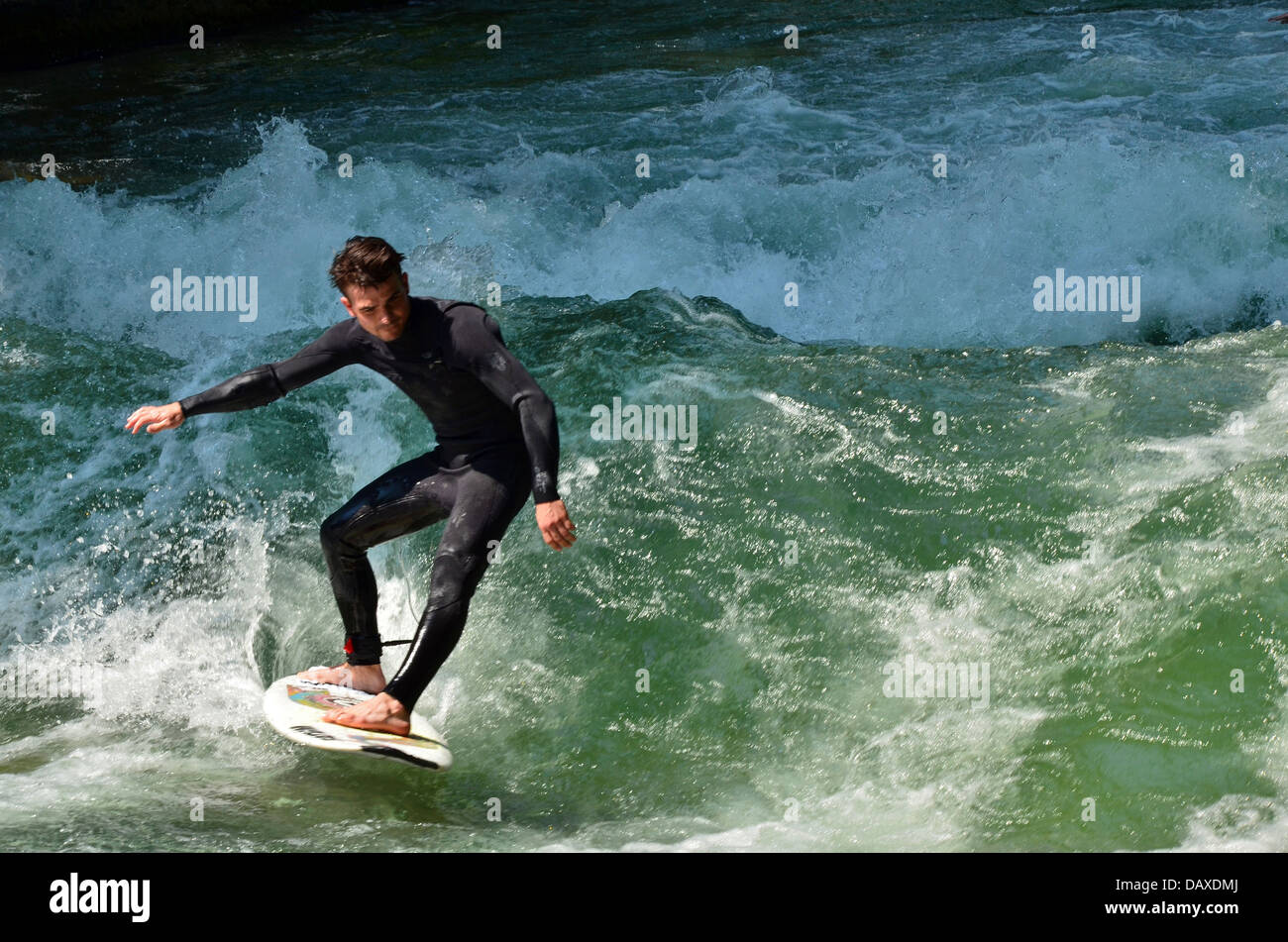 Surf sur la célèbre vague de l'Eisbach à Munich Banque D'Images