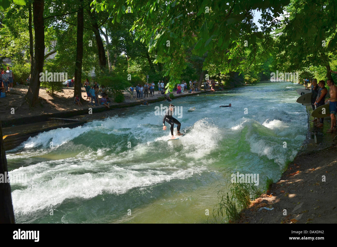 Surf sur la célèbre vague de l'Eisbach à Munich Banque D'Images