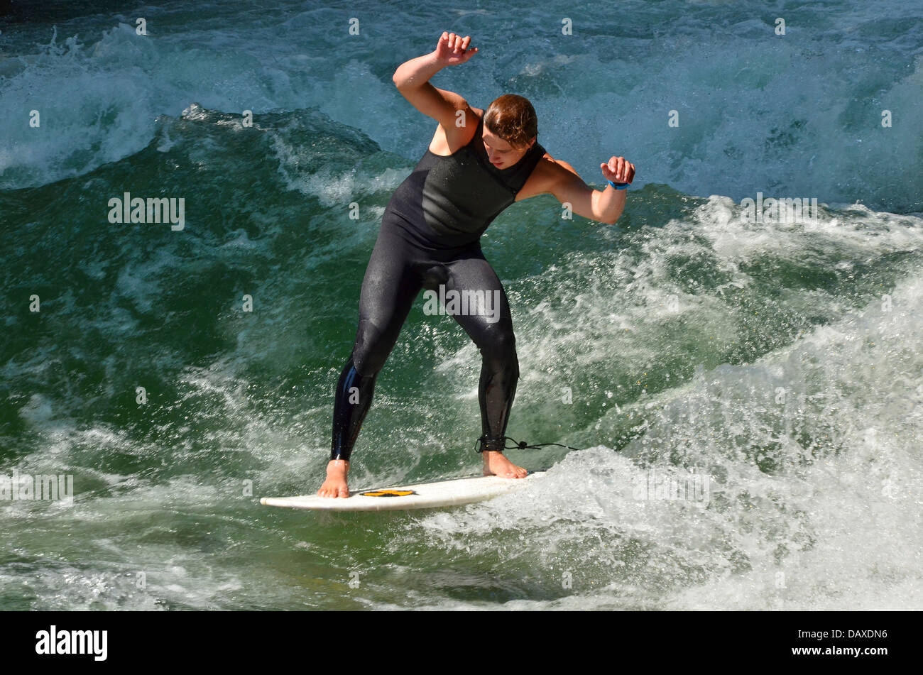 Surf sur la célèbre vague de l'Eisbach à Munich Banque D'Images