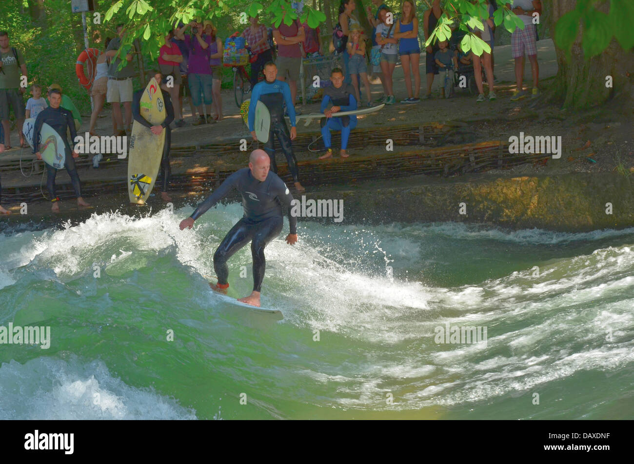 Surf sur la célèbre vague de l'Eisbach à Munich Banque D'Images