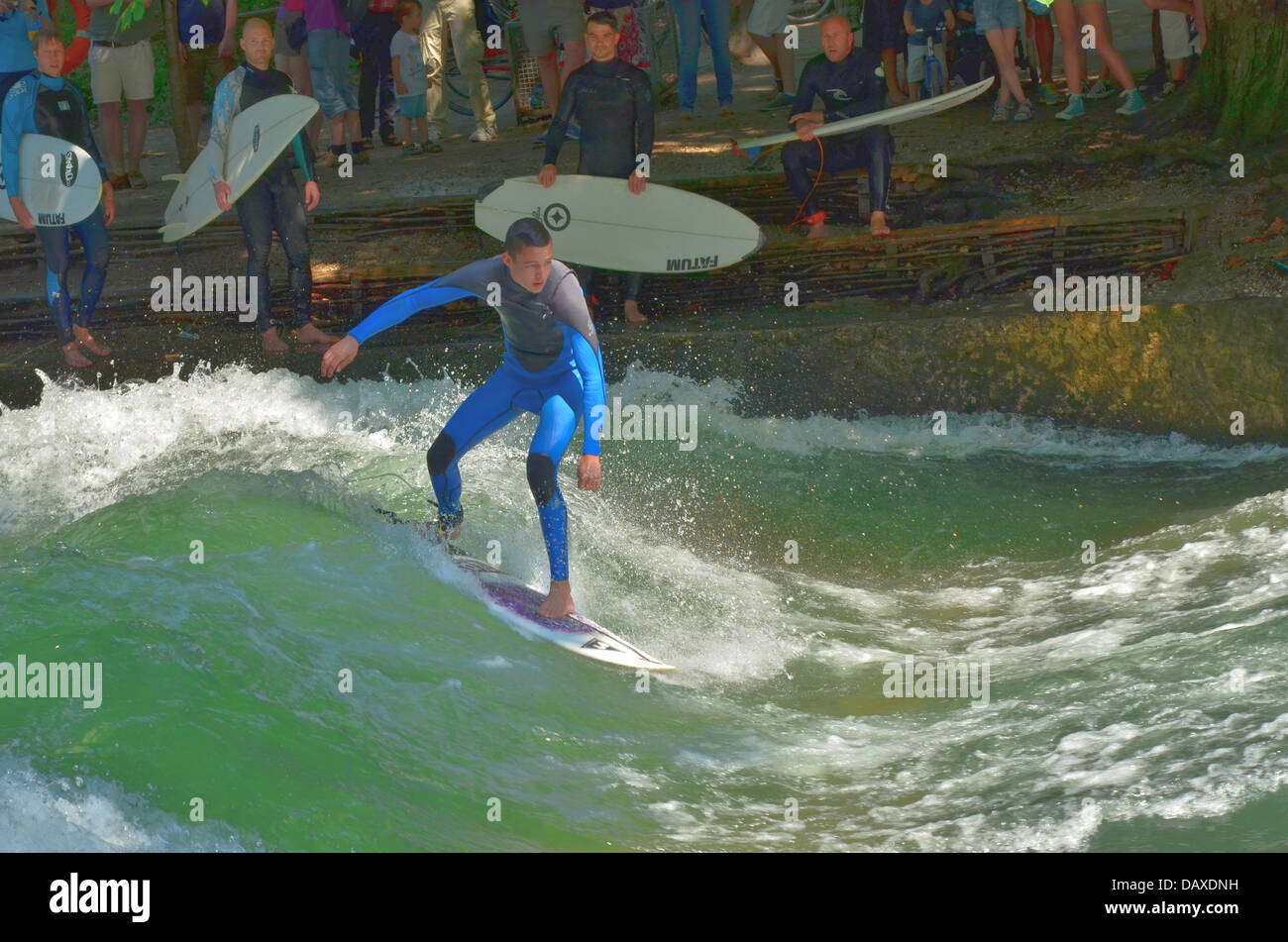 Surf sur la célèbre vague de l'Eisbach à Munich Banque D'Images