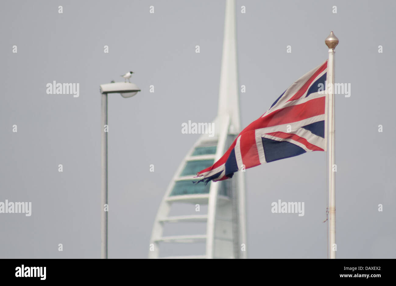 Le drapeau britannique, l'Union Jack, en face de la Spinnaker Tower, Portsmouth, Angleterre Banque D'Images