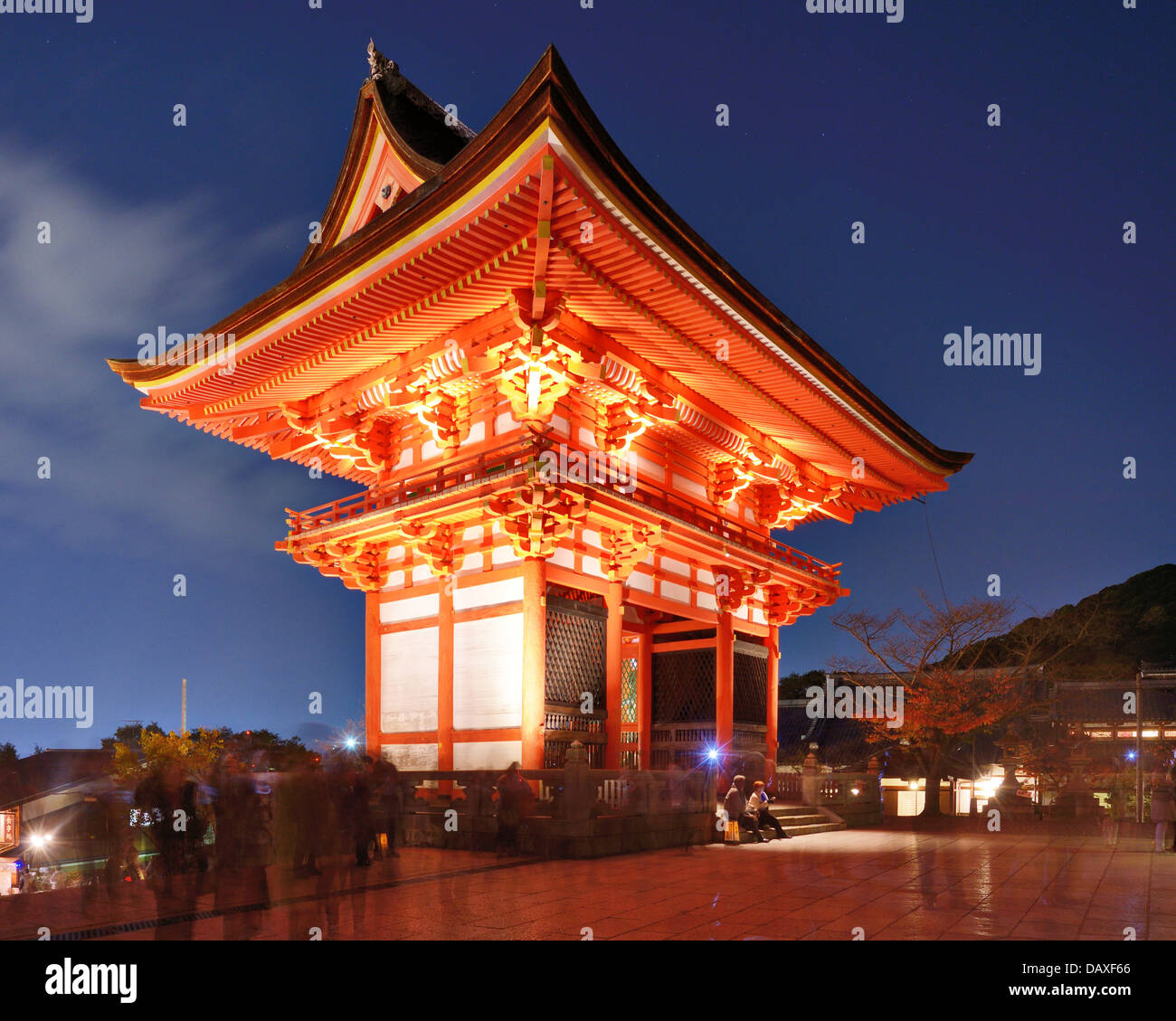 Temple Kiyomizu-dera gate la nuit à Kyoto au Japon. Banque D'Images