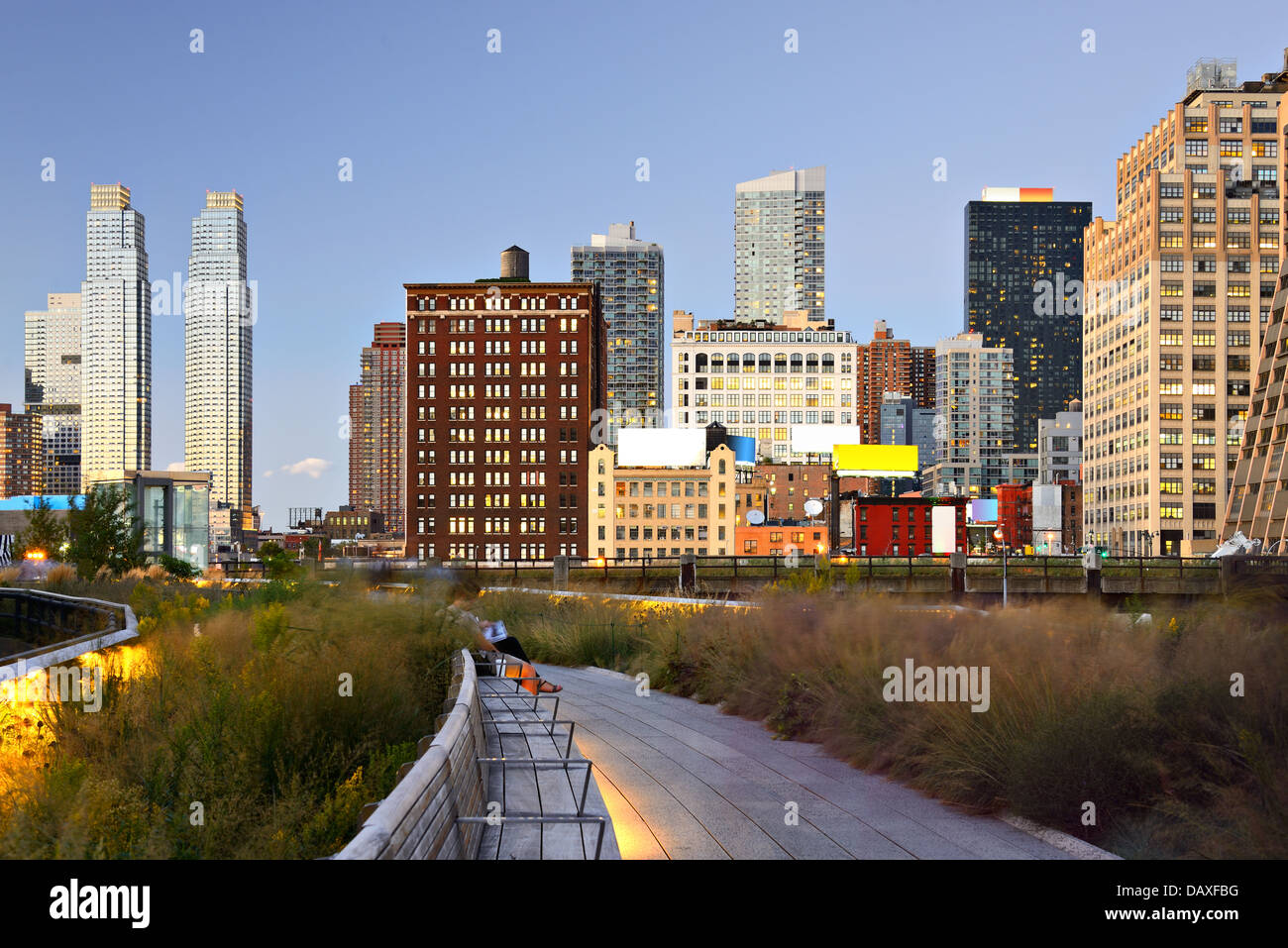 New York City High Line à nuit à New York City. Banque D'Images