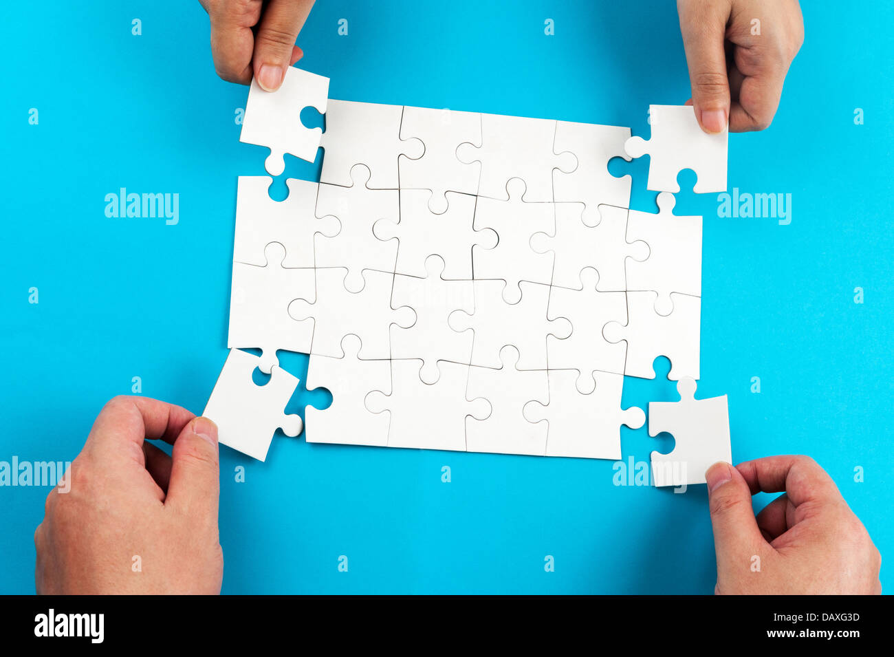 Deux personne holding jigsaw puzzle et les mettre ensemble Banque D'Images