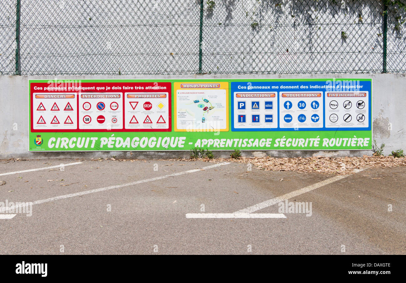 La signalisation routière au sein d'une formation de la route circuit ou circuit pédagogique à Cagnes sur Mer, près de Nice, France Banque D'Images