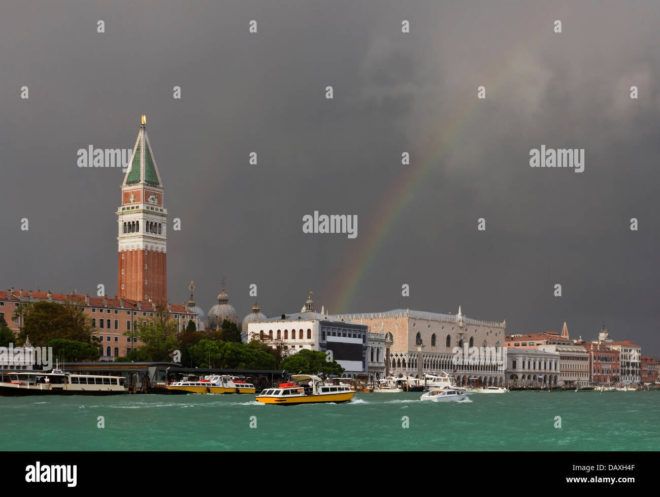Après une énorme tempête, l arc-en-ciel coloré s'étend sur la Place Saint Marc à Venise, Italie illumine le paysage. Banque D'Images