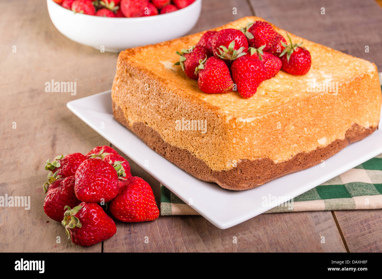 Fraises fraîches servi avec angel food cake Banque D'Images