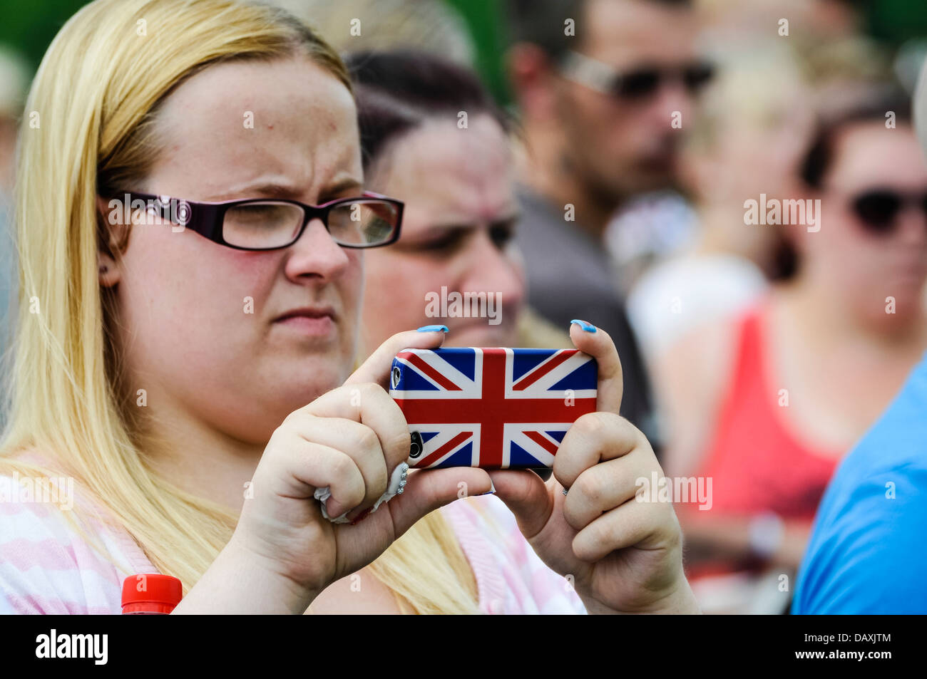 Une femme prend une photographie à l'aide d'un téléphone mobile avec un drapeau de l'Union européenne cas Banque D'Images