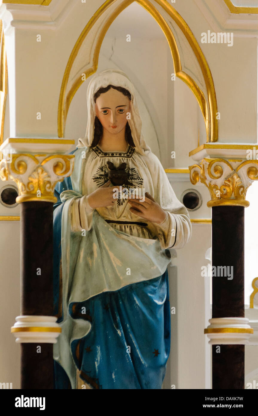 Statue de la Vierge Marie dans une église catholique irlandais Banque D'Images