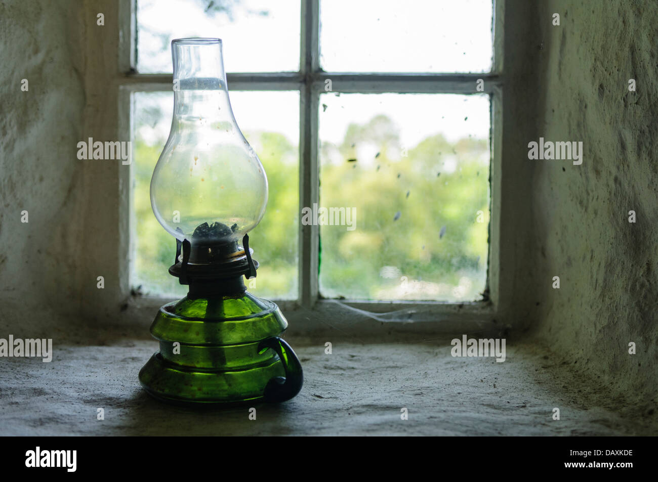 Lampe à huile sur le rebord d'une ferme irlandaise Banque D'Images