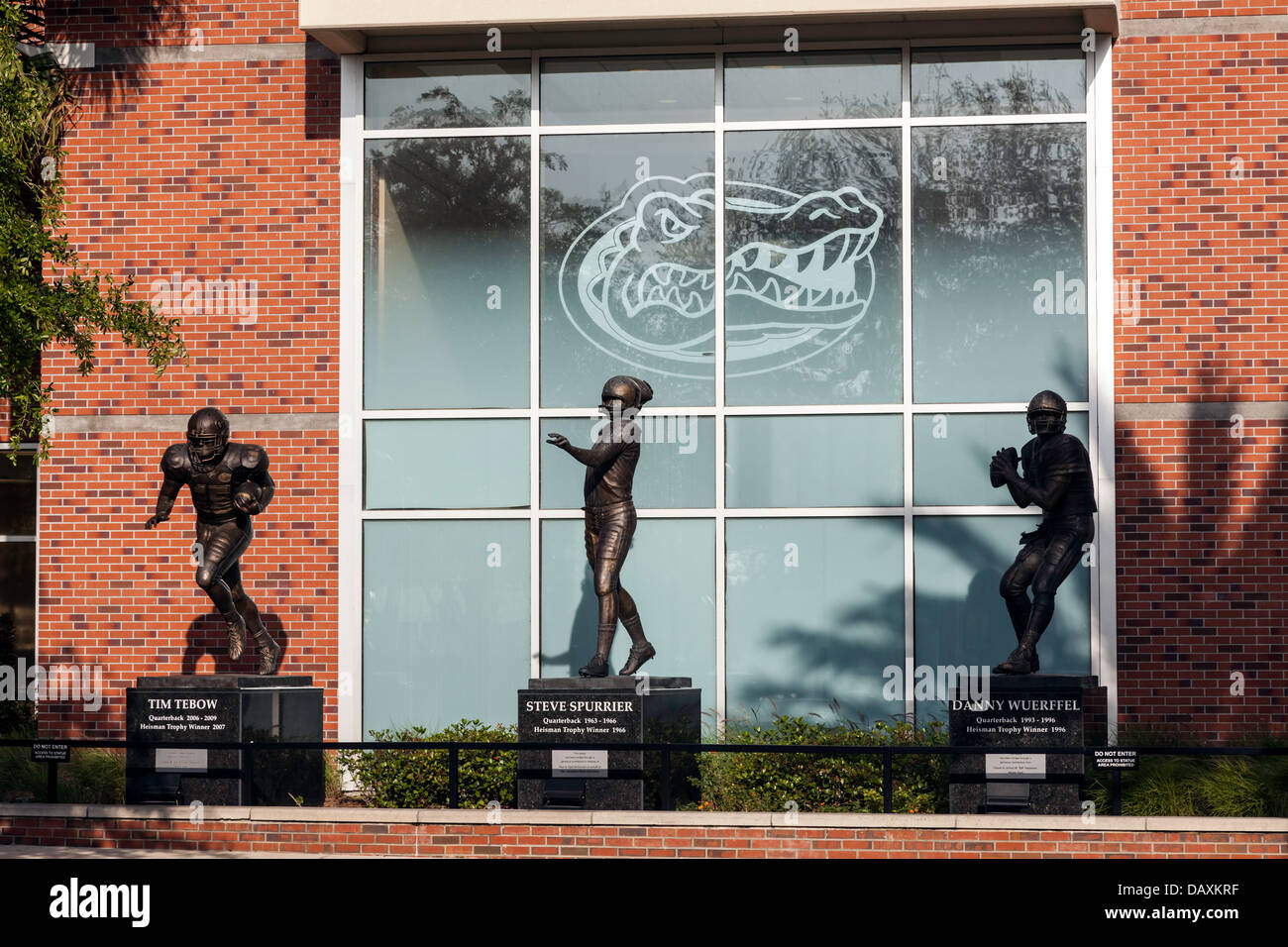 Des statues en bronze de Tim Tebow, Steve Spurrier et Danny Wuerffel UF, gagnants trophée Heisman en face de Ben Hill Griffin stadium. Banque D'Images