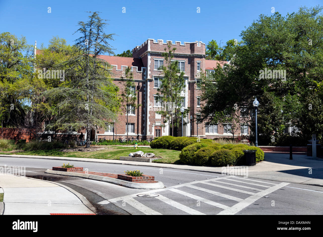 Sledd Hall bâtiment en briques rouges figurant sur le registre des lieux historiques sur les campus de l'Université de Floride à Gainesville, UF en Floride. Banque D'Images