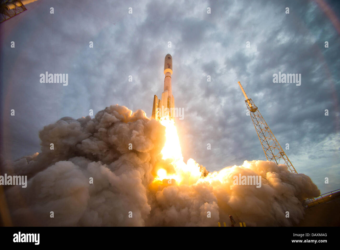 Une fusée Atlas V de l'Armée américaine lance l'exécution du système objectif de l'utilisateur Mobile Marine 2 chaînes de l'espace complexe de lancement-41 le 19 juillet 2013 à Cap Canaveral Air Force Station, en Floride. MUOS est une bande étroite de la prochaine génération de communications par satellite tactique système conçu pour améliorer considérablement les communications pour nous. Banque D'Images