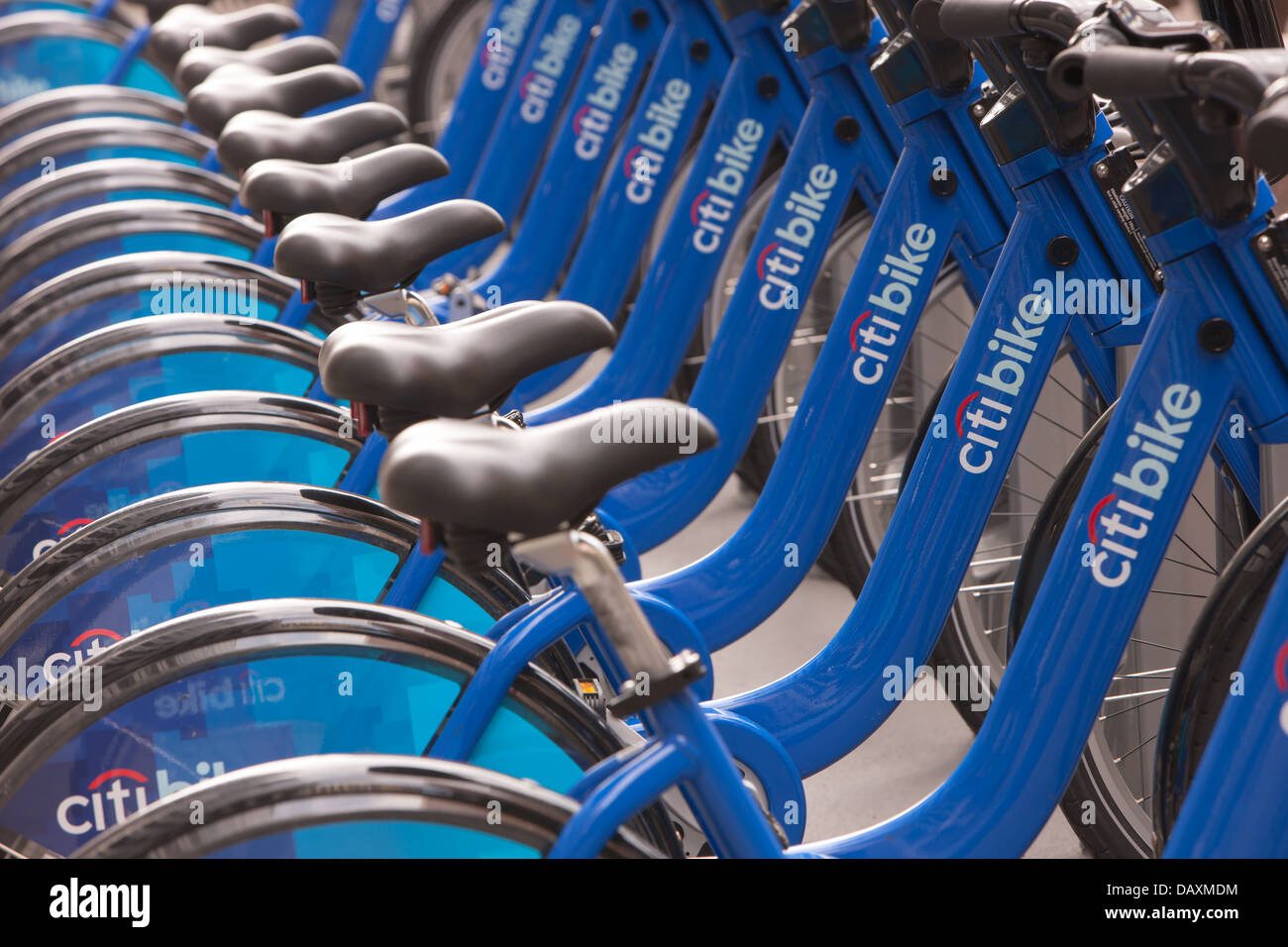 Les vélos publics de la CITI Bike vélo programme partage NYC attendre dans leurs stations d'accueil pour les cavaliers. Banque D'Images