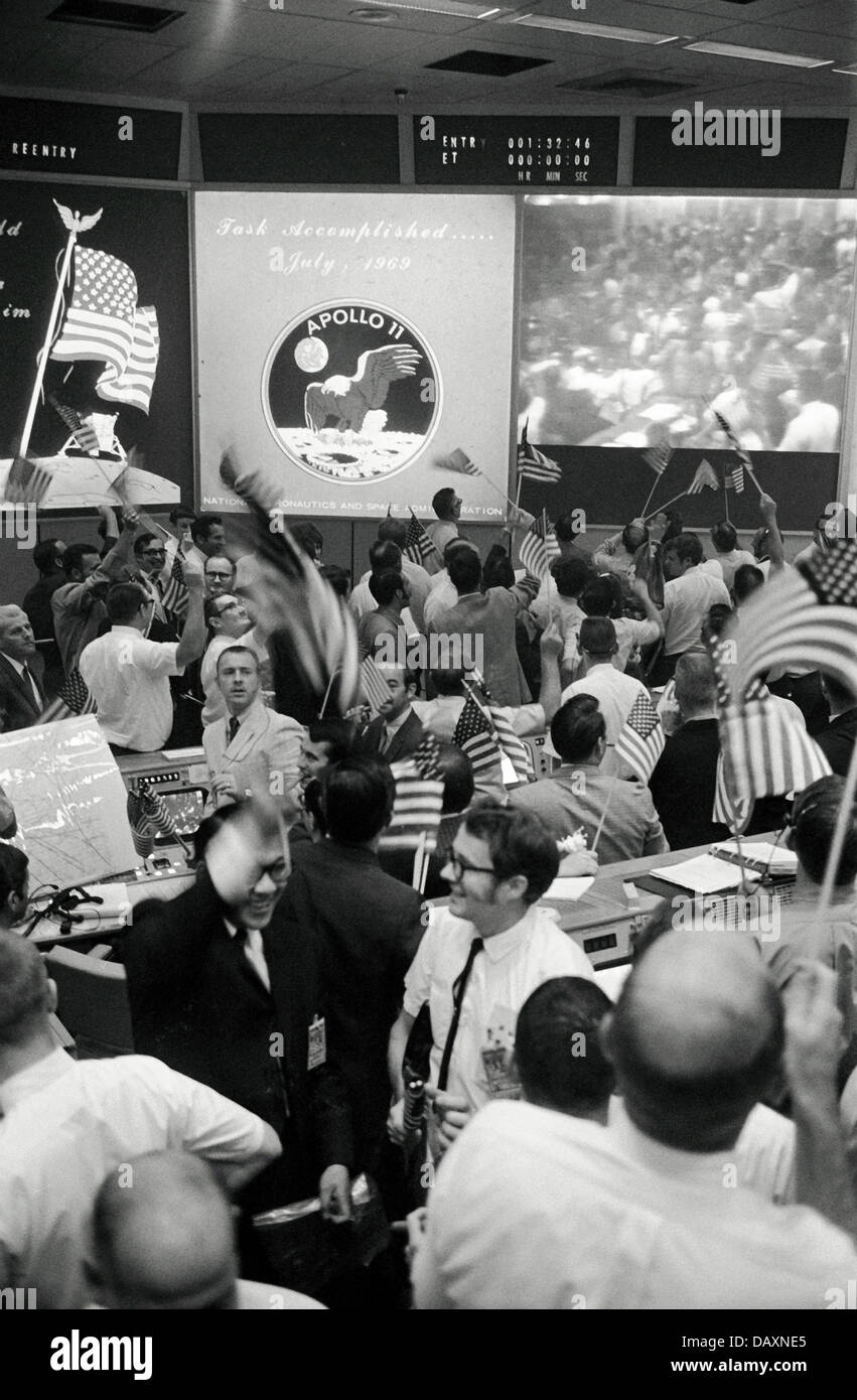 Les contrôleurs de vol de la NASA célébrer comme la capsule Apollo 11 atterrit en toute sécurité vers la terre 24 juillet 1969 à Houston, TX. Apollo 11 est devenu le premier satellite à la terre sur la lune le 20 juillet 1969. Banque D'Images