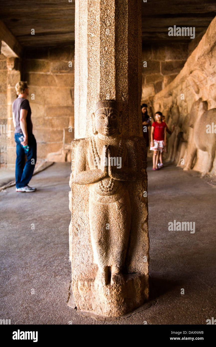 Les touristes dans une caverne à un temple, Krishna Mandapa, Mahabalipuram, district de Kanchipuram, au Tamil Nadu, Inde Banque D'Images