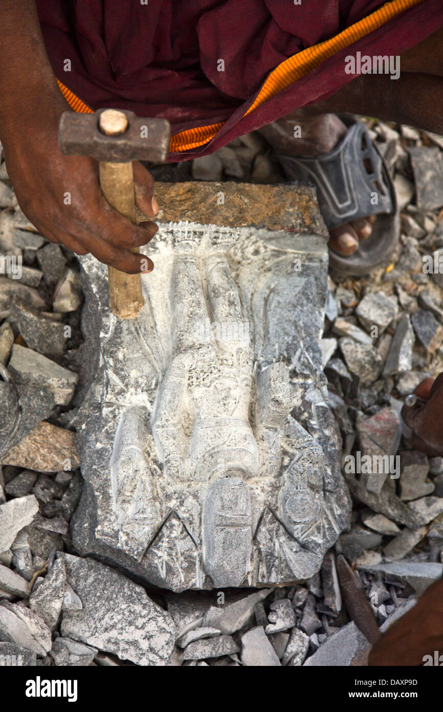 Statue sculpture d'un artisan, Mahabalipuram, district de Kanchipuram, au Tamil Nadu, Inde Banque D'Images