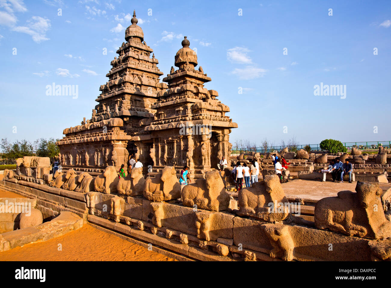 Les touristes dans un temple, temple du Rivage, Mahabalipuram, district de Kanchipuram, au Tamil Nadu, Inde Banque D'Images