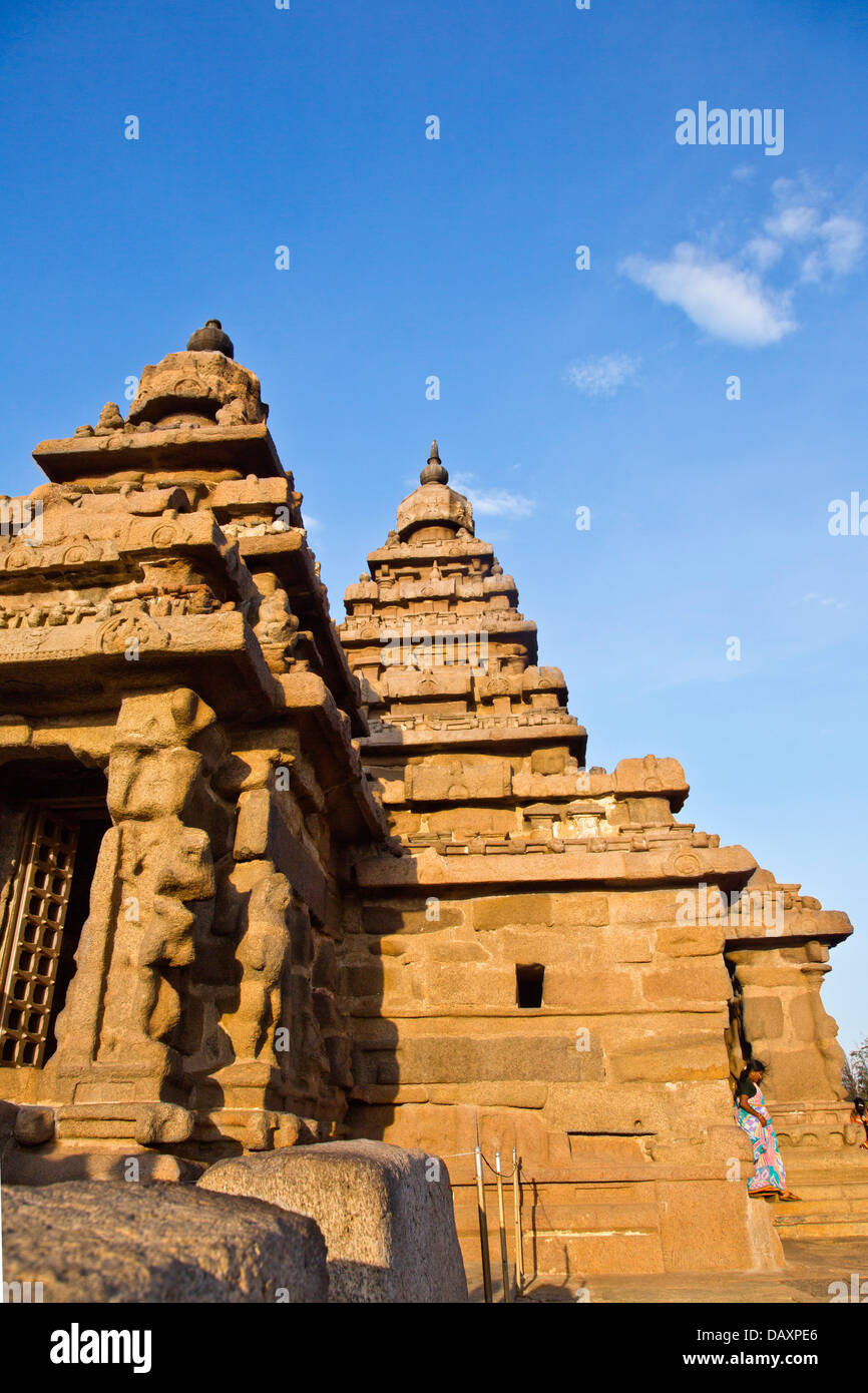 Low angle view of a temple, temple du Rivage, Mahabalipuram, district de Kanchipuram, au Tamil Nadu, Inde Banque D'Images