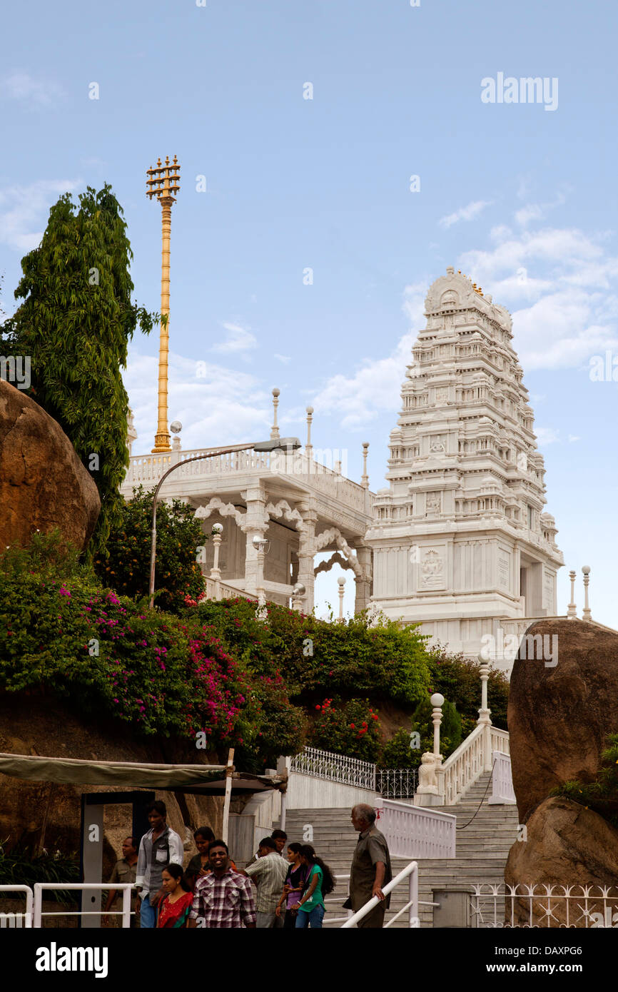 Les touristes dans un temple, Birla Mandir, Hyderabad, Andhra Pradesh, Inde Banque D'Images