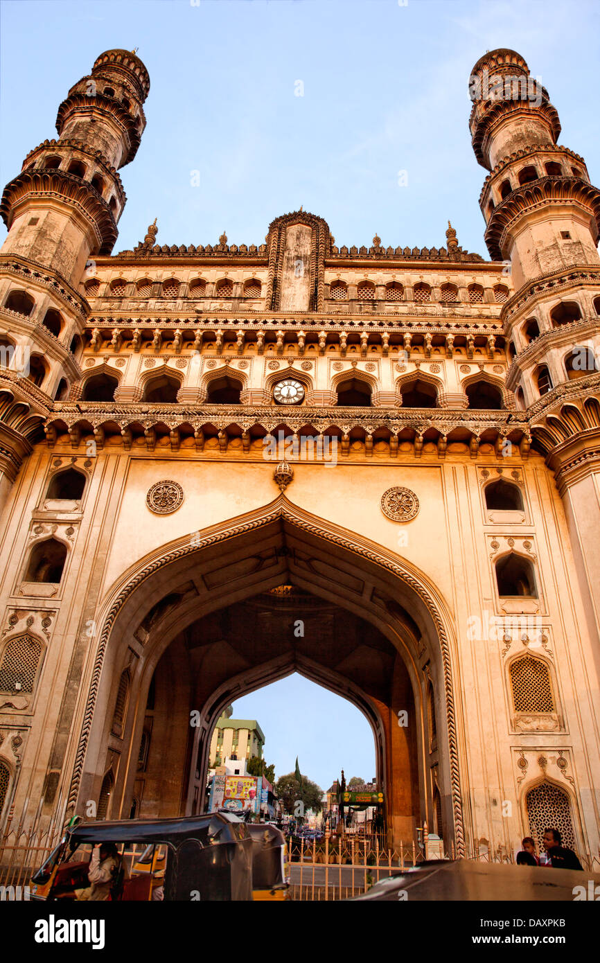 Low angle view la vieille mosquée, Charminar, Hyderabad, Andhra Pradesh, Inde Banque D'Images