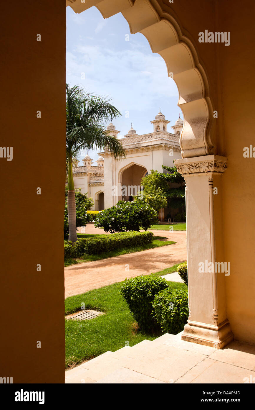 Jardin formel d'un palais vue par arch, Chowmahalla Palace, Hyderabad, Andhra Pradesh, Inde Banque D'Images