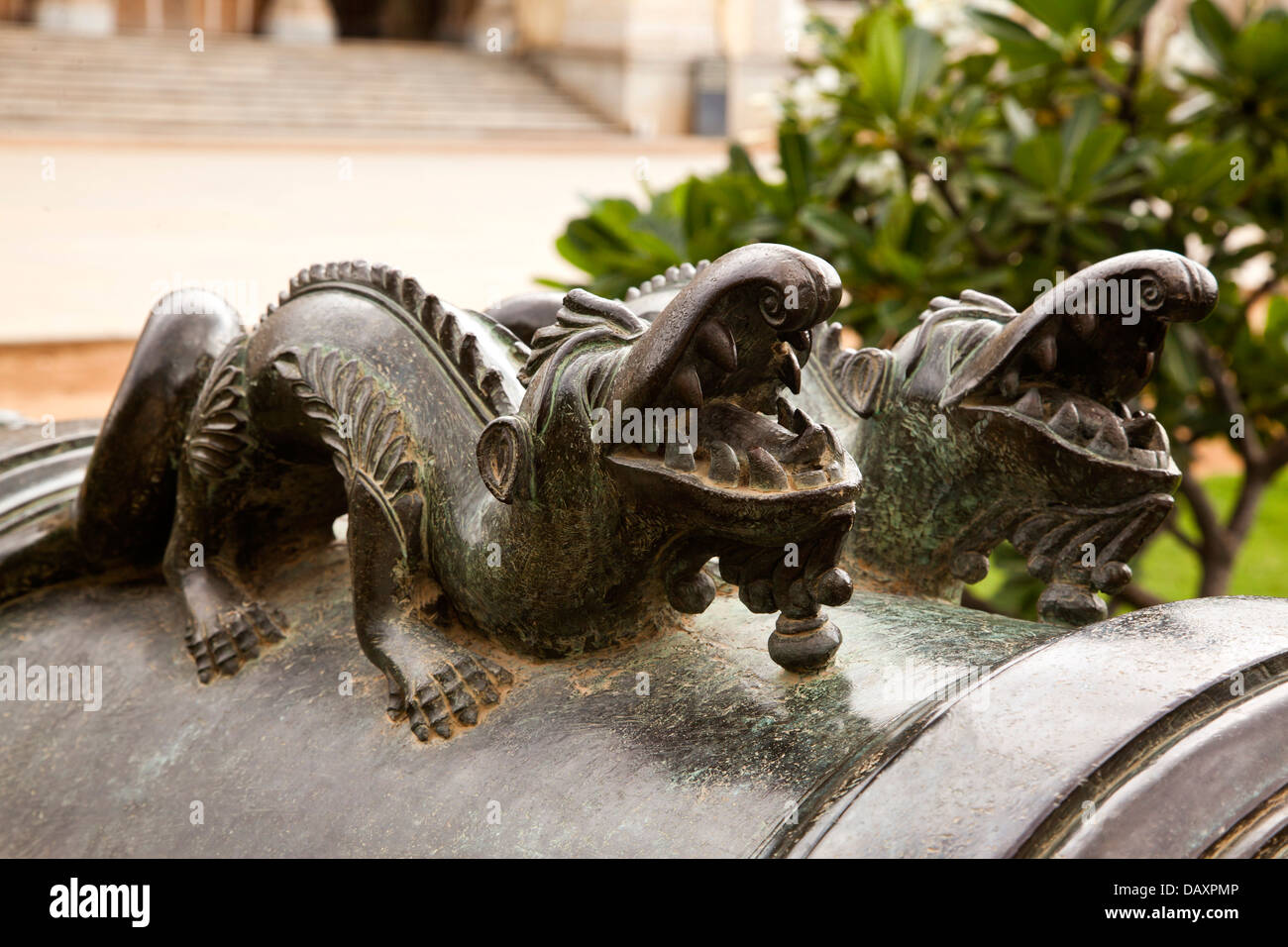 Close-up d'un crocodile sculpture sur un canon, Chowmahalla Palace, Hyderabad, Andhra Pradesh, Inde Banque D'Images