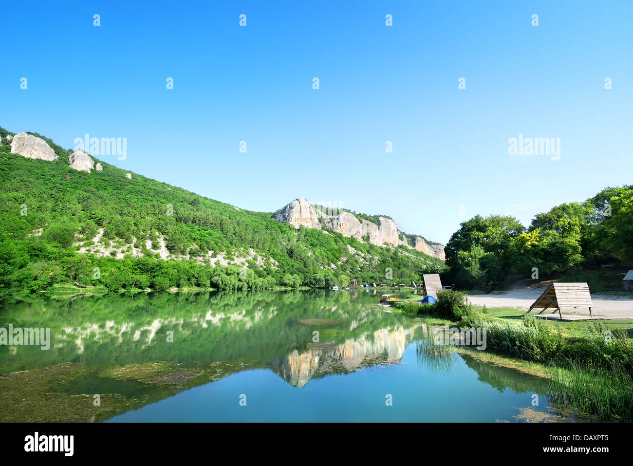 Montagnes Rocheuses reflété dans le lac clair Banque D'Images