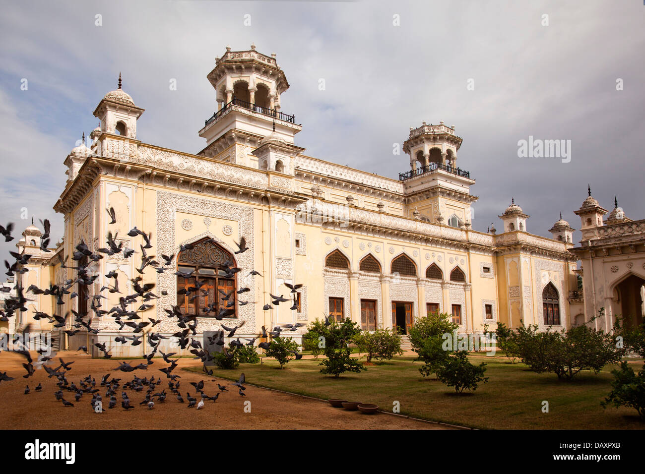 Lors d'une volée d'oiseaux, Palais Chowmahalla Palace, Hyderabad, Andhra Pradesh, Inde Banque D'Images