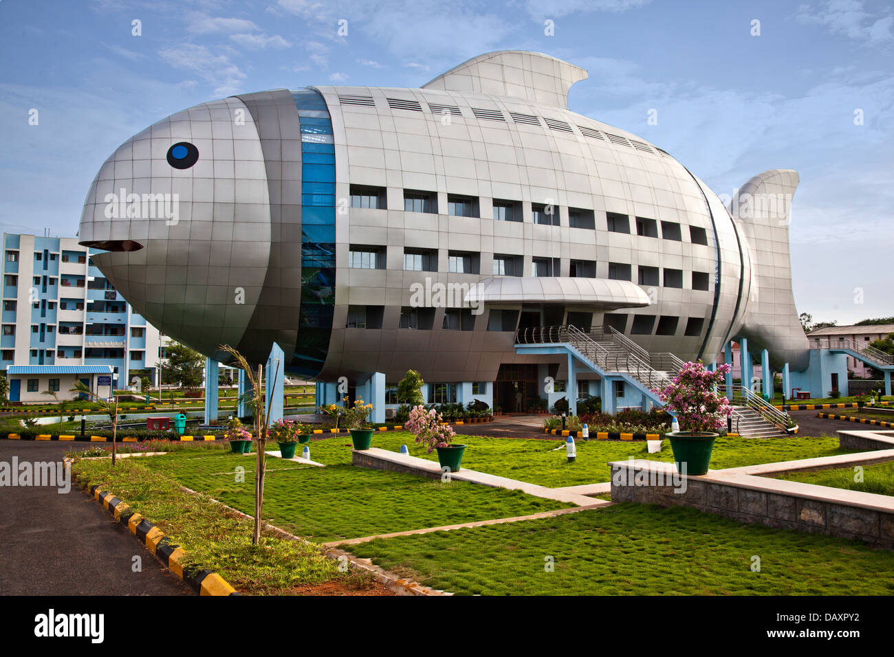 Façade d'un bâtiment, construction de poissons, Hyderabad, Andhra Pradesh, Inde Banque D'Images