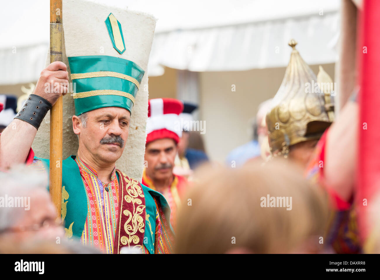 L'armée ottomane traditionnelle de parades à travers foule pendant le Festival turc de célébration, Bucarest, Roumanie. Banque D'Images