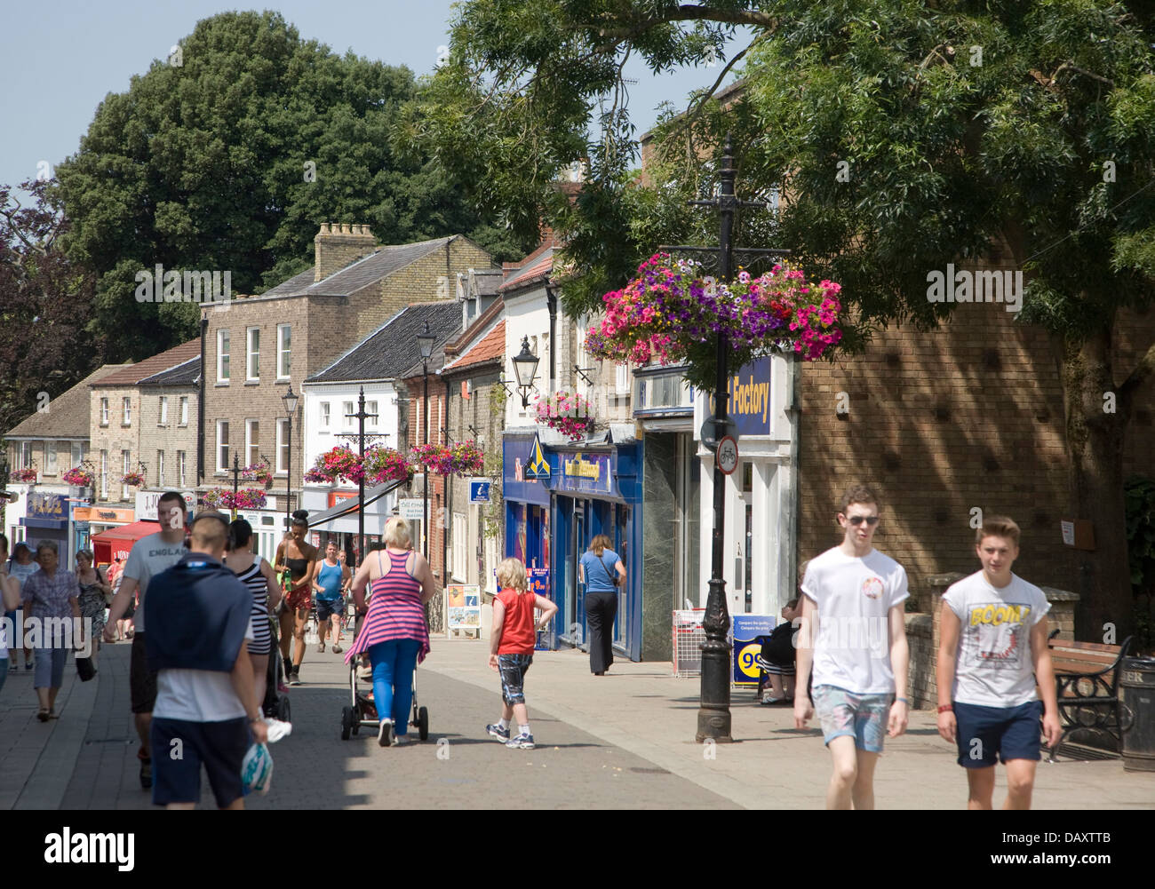 Rue commerçante piétonne principale population Thetford Norfolk Angleterre Banque D'Images