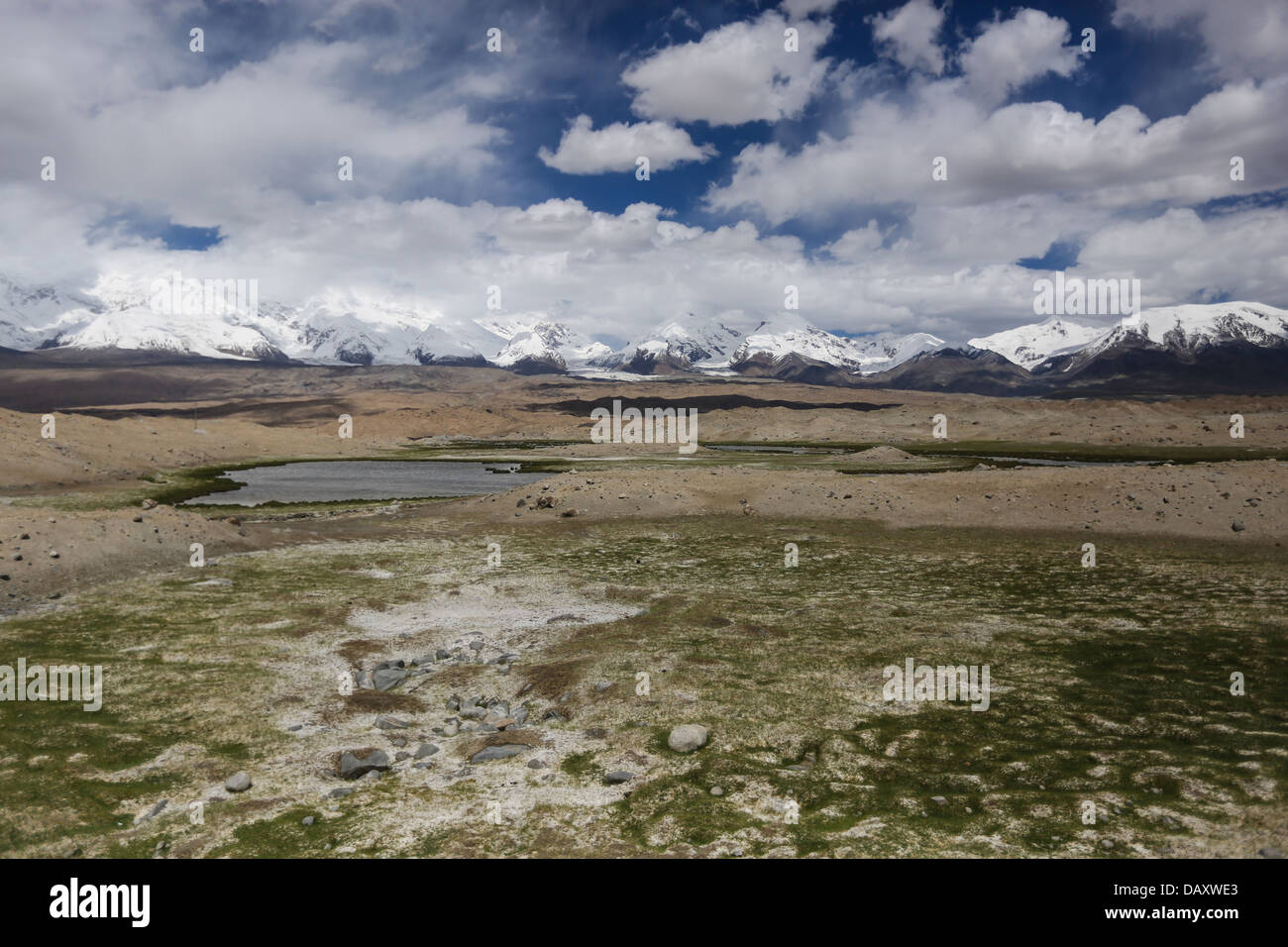 Le beau parc près du lac Karakul et les montagnes imposantes de l'Est de Pamir. La province du Xinjiang, Chine 2013. Banque D'Images