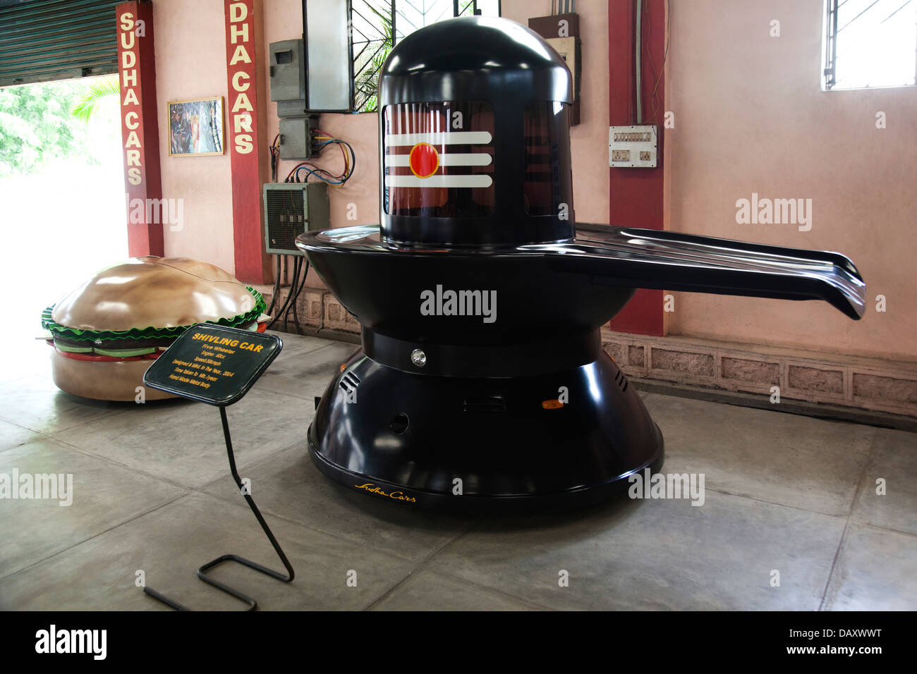 Shiv Ling voiture en forme dans un musée, Sudha Car Museum, Hyderabad, Andhra Pradesh, Inde Banque D'Images